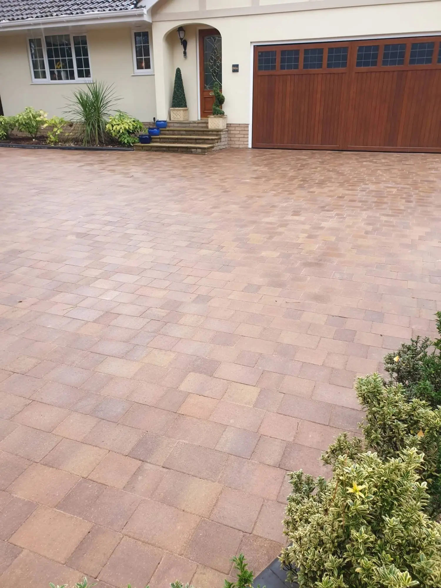 Brindle block-paved driveway leading to a double garage